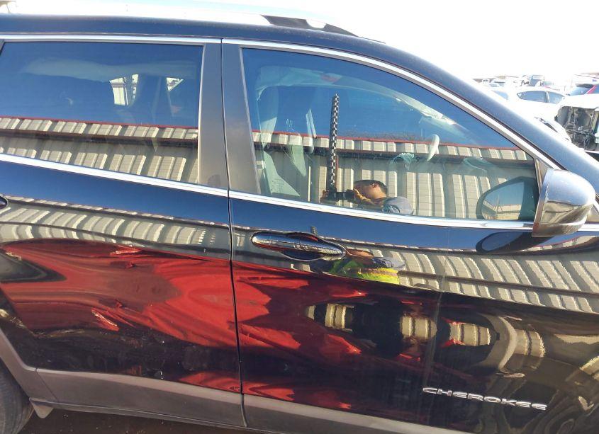 Photo 13 of 2019 Jeep Cherokee LATITUDE FWD (VIN 1C4PJLCB3KD187529)