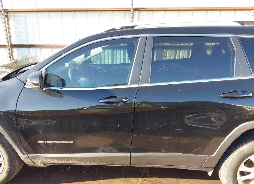 Photo 14 of 2019 Jeep Cherokee LATITUDE FWD (VIN 1C4PJLCB3KD187529)