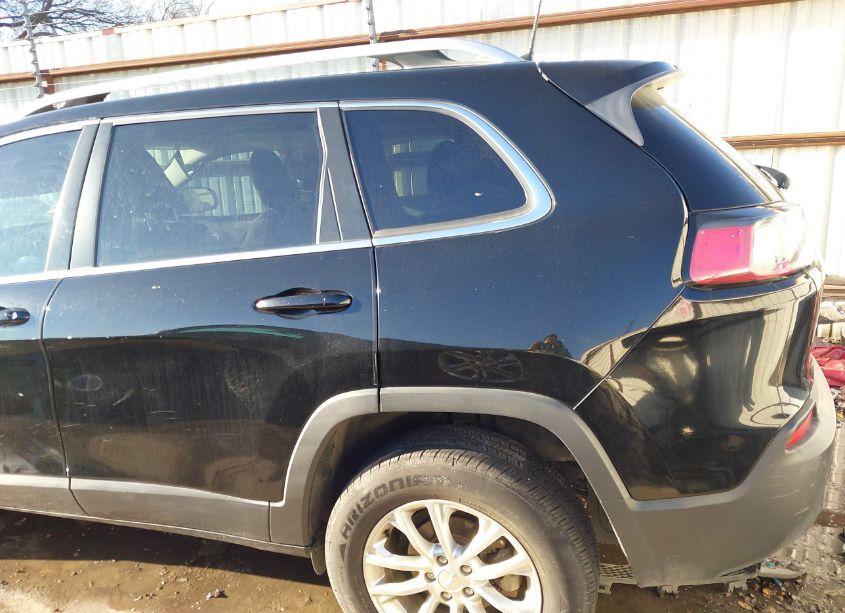 Photo 19 of 2019 Jeep Cherokee LATITUDE FWD (VIN 1C4PJLCB3KD187529)