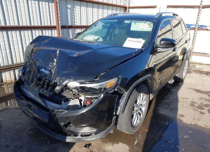 Photo 2 of 2019 Jeep Cherokee LATITUDE FWD (VIN 1C4PJLCB3KD187529)