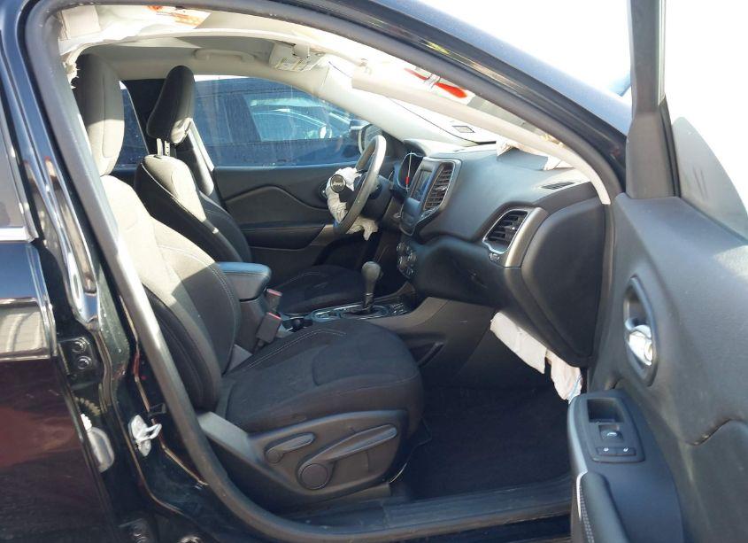 Photo 5 of 2019 Jeep Cherokee LATITUDE FWD (VIN 1C4PJLCB3KD187529)