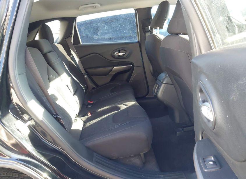 Photo 8 of 2019 Jeep Cherokee LATITUDE FWD (VIN 1C4PJLCB3KD187529)