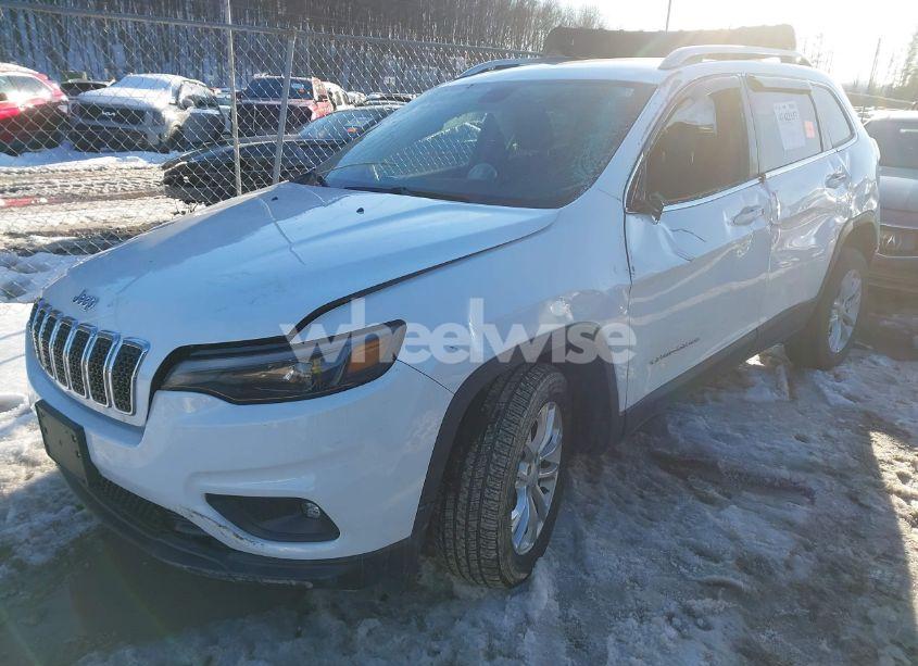 Photo 2 of 2019 Jeep Cherokee LATITUDE FWD (VIN 1C4PJLCB3KD290577)