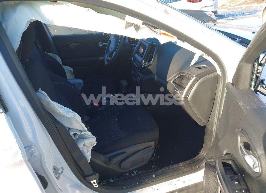 Photo 5 of 2019 Jeep Cherokee LATITUDE FWD (VIN 1C4PJLCB3KD290577)