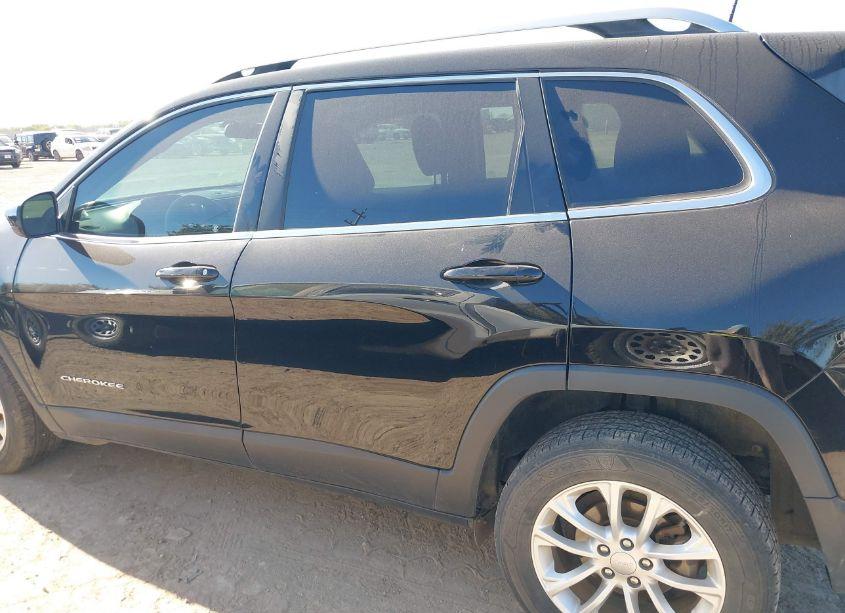 Photo 15 of 2019 Jeep Cherokee LATITUDE FWD (VIN 1C4PJLCB3KD358070)