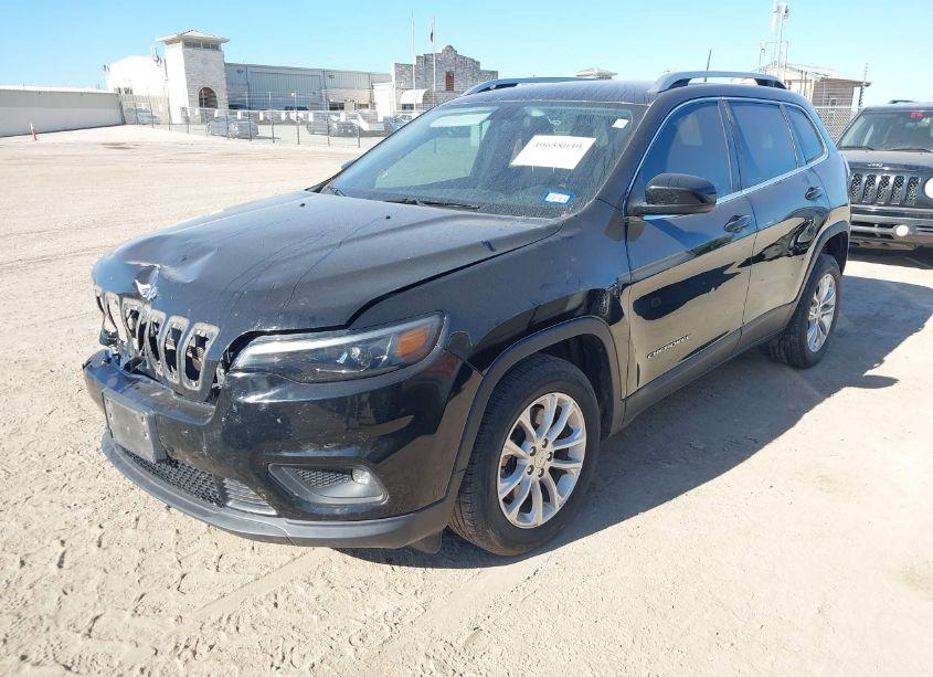 Photo 2 of 2019 Jeep Cherokee LATITUDE FWD (VIN 1C4PJLCB3KD358070)