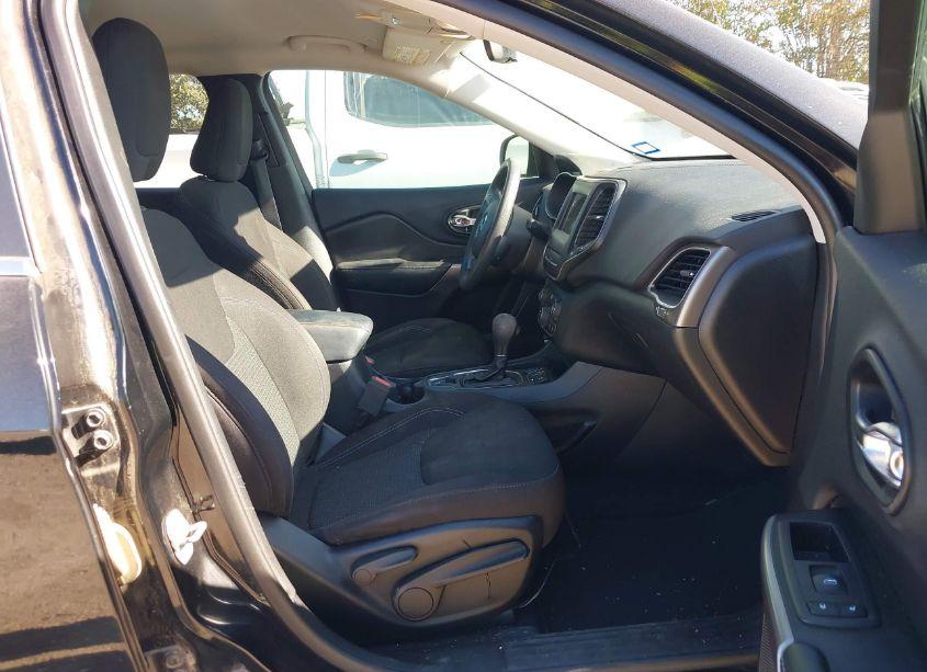 Photo 5 of 2019 Jeep Cherokee LATITUDE FWD (VIN 1C4PJLCB3KD358070)