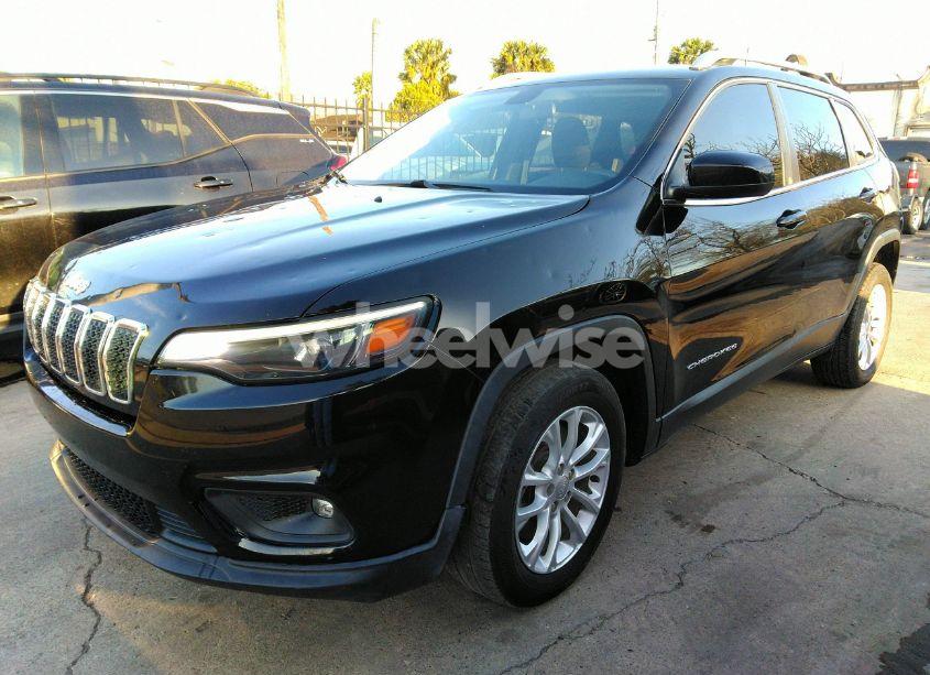 Photo 2 of 2019 Jeep Cherokee LATITUDE FWD (VIN 1C4PJLCB3KD419918)