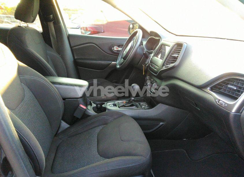 Photo 5 of 2019 Jeep Cherokee LATITUDE FWD (VIN 1C4PJLCB3KD419918)