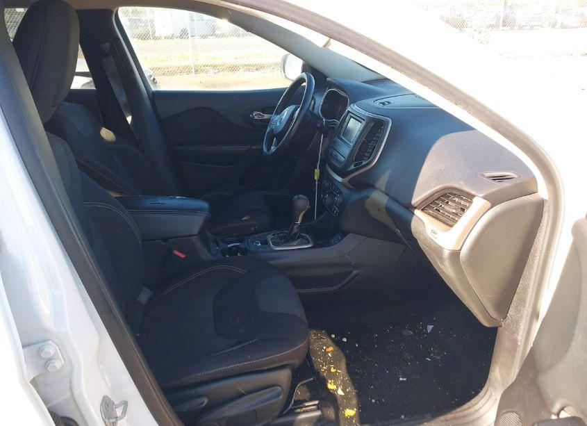 Photo 5 of 2015 Jeep Cherokee LATITUDE (VIN 1C4PJLCB4FW616722)