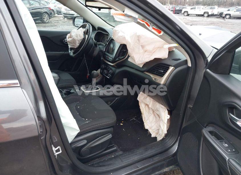 Photo 5 of 2017 Jeep Cherokee LATITUDE FWD (VIN 1C4PJLCB4HW507776)