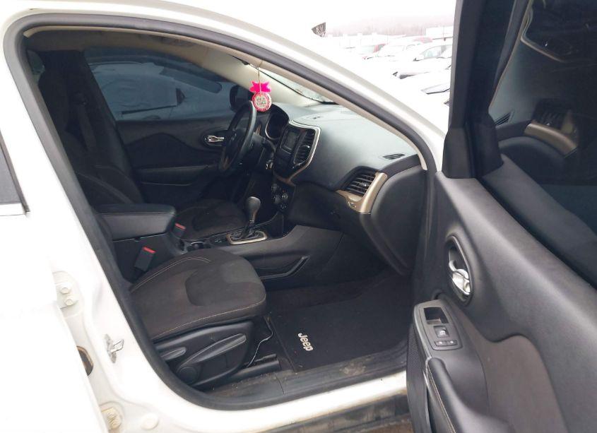 Photo 5 of 2017 Jeep Cherokee LATITUDE FWD (VIN 1C4PJLCB4HW517627)