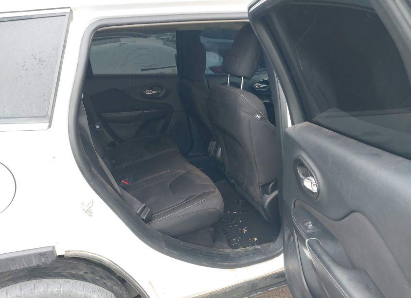 Photo 8 of 2017 Jeep Cherokee LATITUDE FWD (VIN 1C4PJLCB4HW517627)