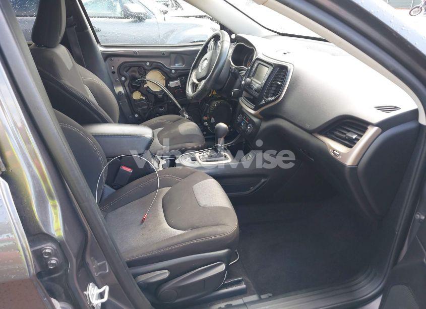 Photo 5 of 2018 Jeep Cherokee LATITUDE FWD (VIN 1C4PJLCB4JD543114)