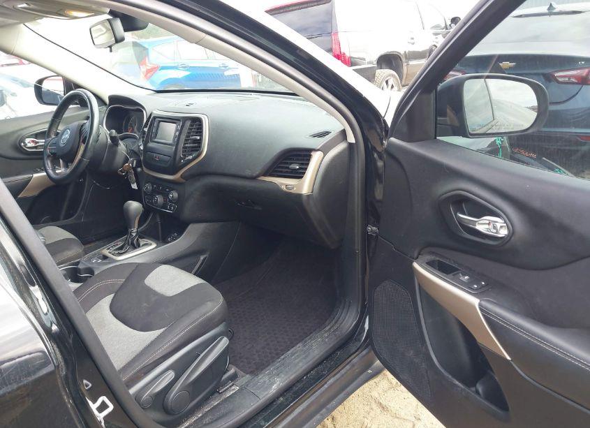 Photo 5 of 2018 Jeep Cherokee LATITUDE FWD (VIN 1C4PJLCB4JD544604)