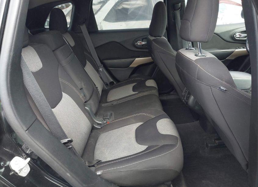 Photo 8 of 2018 Jeep Cherokee LATITUDE FWD (VIN 1C4PJLCB4JD544604)