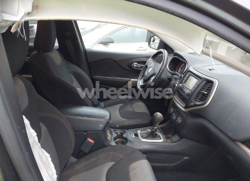 Photo 5 of 2018 Jeep Cherokee LATITUDE FWD (VIN 1C4PJLCB4JD551620)