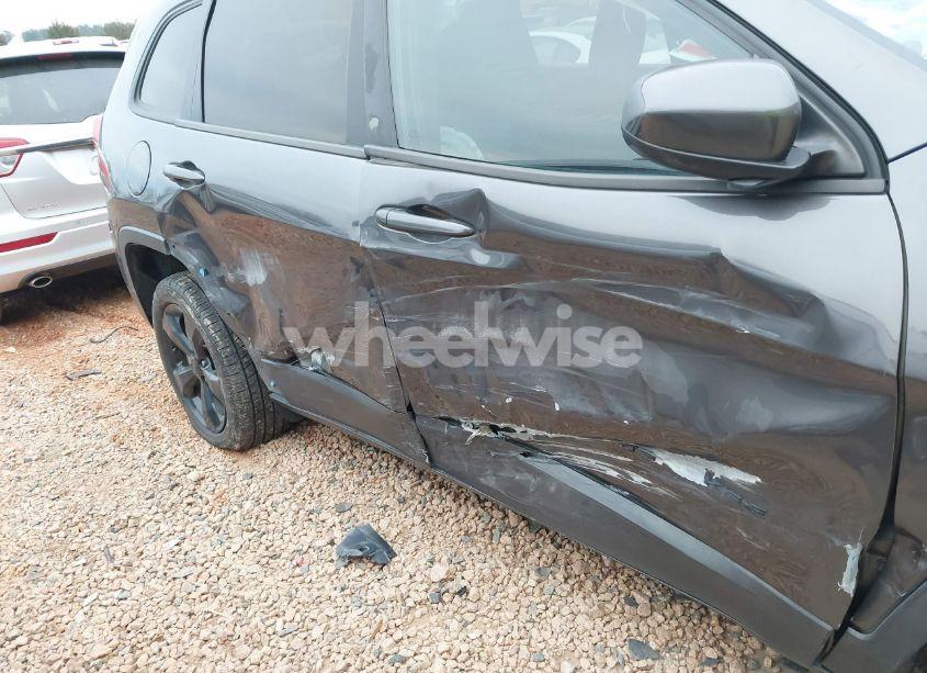 Photo 6 of 2018 Jeep Cherokee LATITUDE FWD (VIN 1C4PJLCB4JD551620)