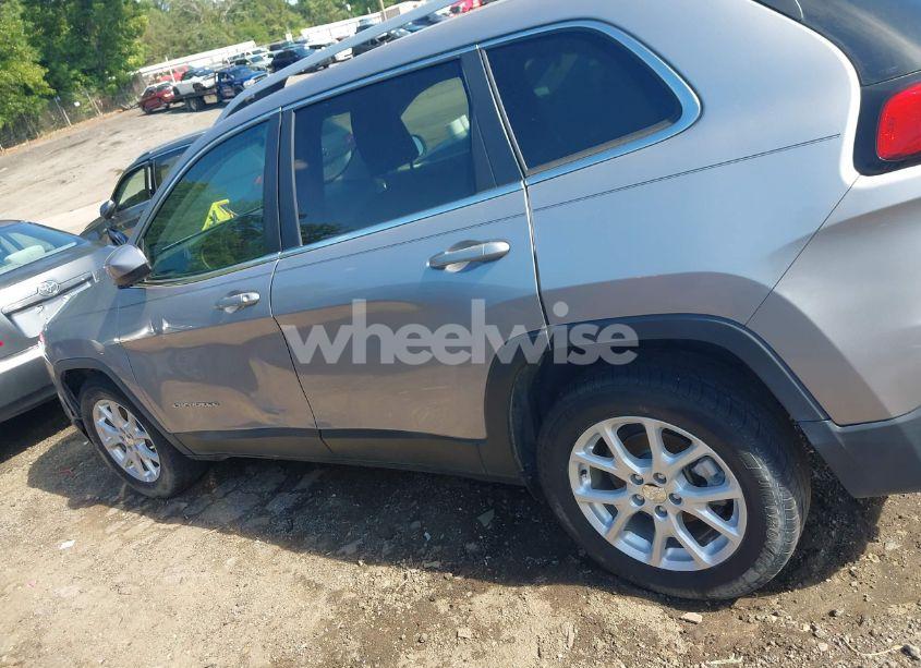 Photo 14 of 2018 Jeep Cherokee LATITUDE FWD (VIN 1C4PJLCB4JD612058)