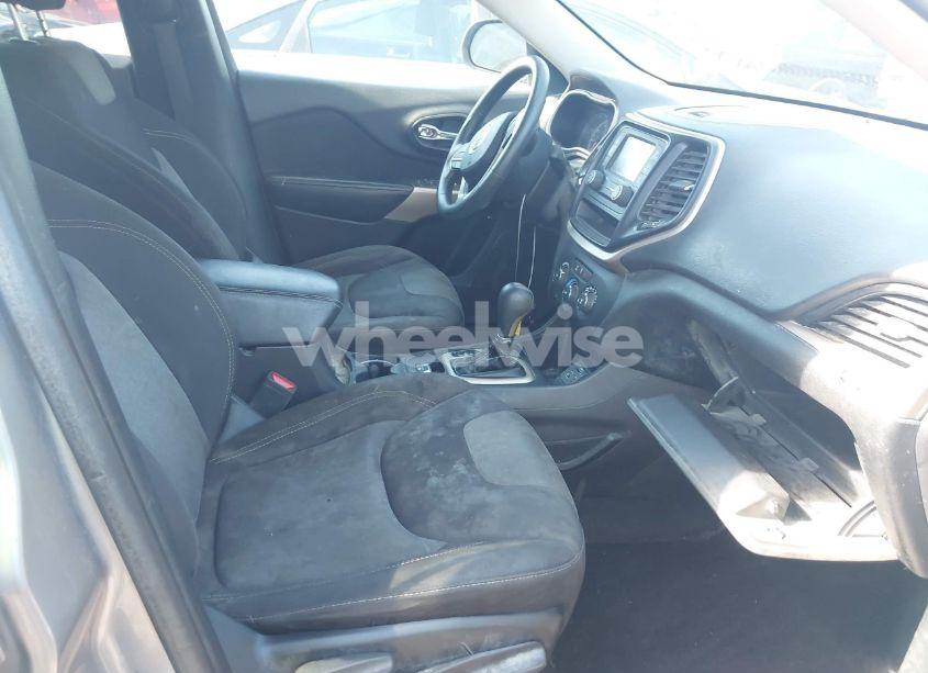 Photo 5 of 2018 Jeep Cherokee LATITUDE FWD (VIN 1C4PJLCB4JD612058)