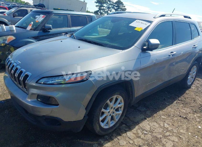 Photo 6 of 2018 Jeep Cherokee LATITUDE FWD (VIN 1C4PJLCB4JD612058)