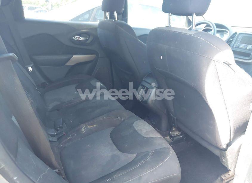 Photo 8 of 2018 Jeep Cherokee LATITUDE FWD (VIN 1C4PJLCB4JD612058)