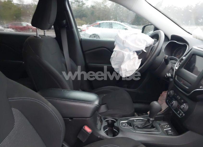 Photo 5 of 2019 Jeep Cherokee LATITUDE FWD (VIN 1C4PJLCB4KD134421)