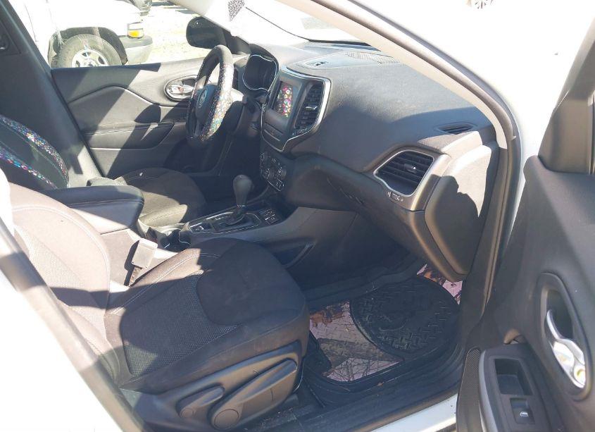 Photo 5 of 2019 Jeep Cherokee LATITUDE FWD (VIN 1C4PJLCB4KD134449)