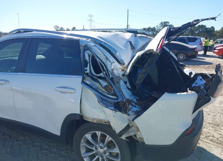 Photo 6 of 2019 Jeep Cherokee LATITUDE FWD (VIN 1C4PJLCB4KD134449)