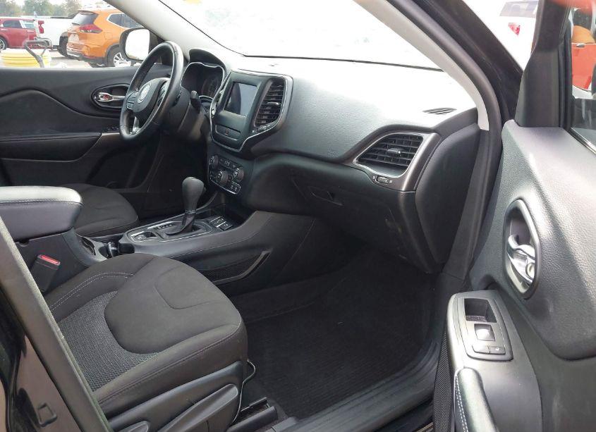 Photo 5 of 2019 Jeep Cherokee LATITUDE FWD (VIN 1C4PJLCB4KD348745)