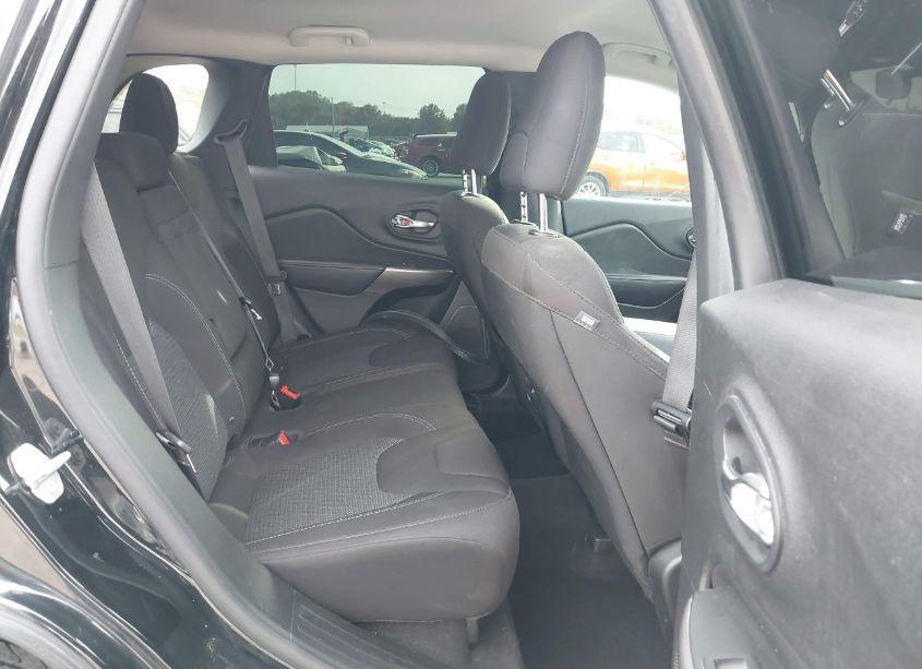 Photo 8 of 2019 Jeep Cherokee LATITUDE FWD (VIN 1C4PJLCB4KD348745)