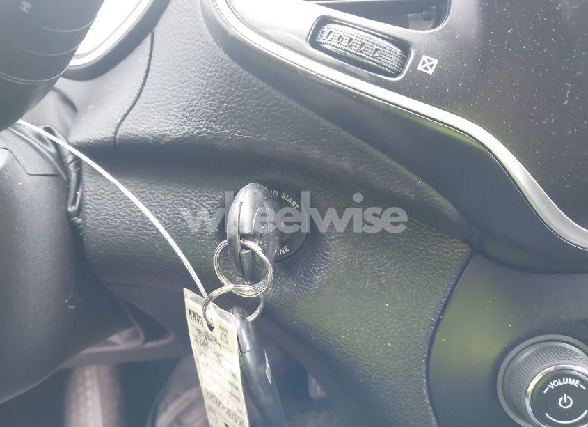 Photo 11 of 2019 Jeep Cherokee LATITUDE FWD (VIN 1C4PJLCB4KD366405)