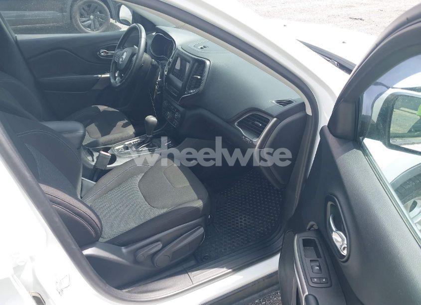 Photo 5 of 2019 Jeep Cherokee LATITUDE FWD (VIN 1C4PJLCB4KD366405)