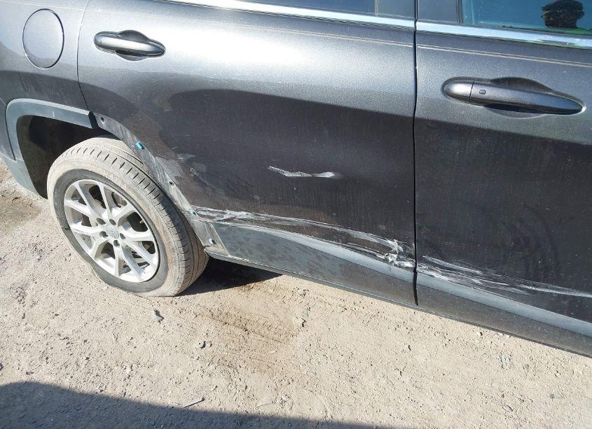 Photo 6 of 2015 Jeep Cherokee LATITUDE (VIN 1C4PJLCB5FW701956)