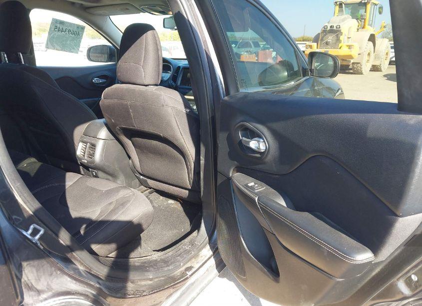 Photo 8 of 2015 Jeep Cherokee LATITUDE (VIN 1C4PJLCB5FW701956)