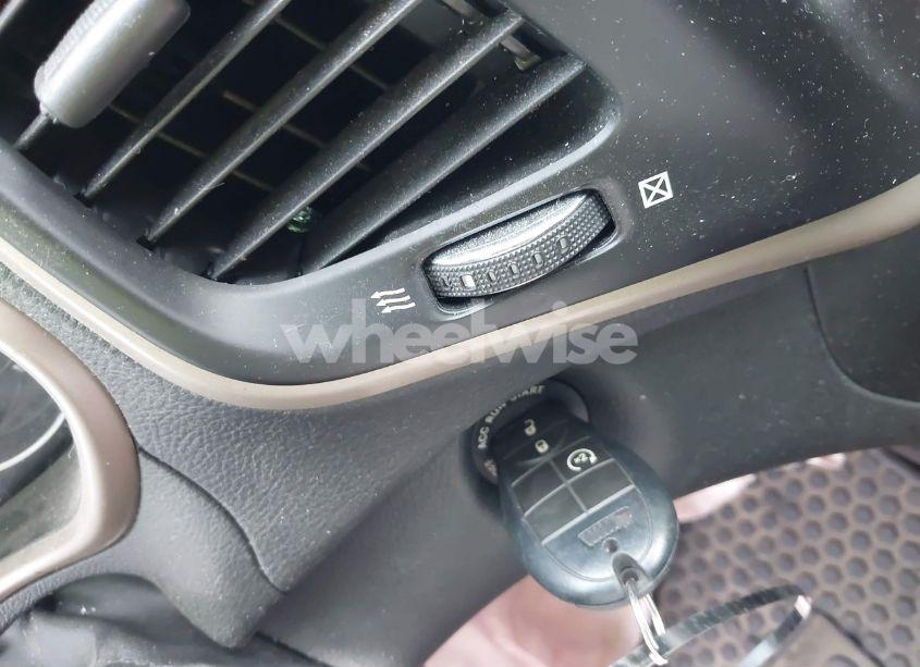 Photo 11 of 2015 Jeep Cherokee LATITUDE (VIN 1C4PJLCB5FW707384)