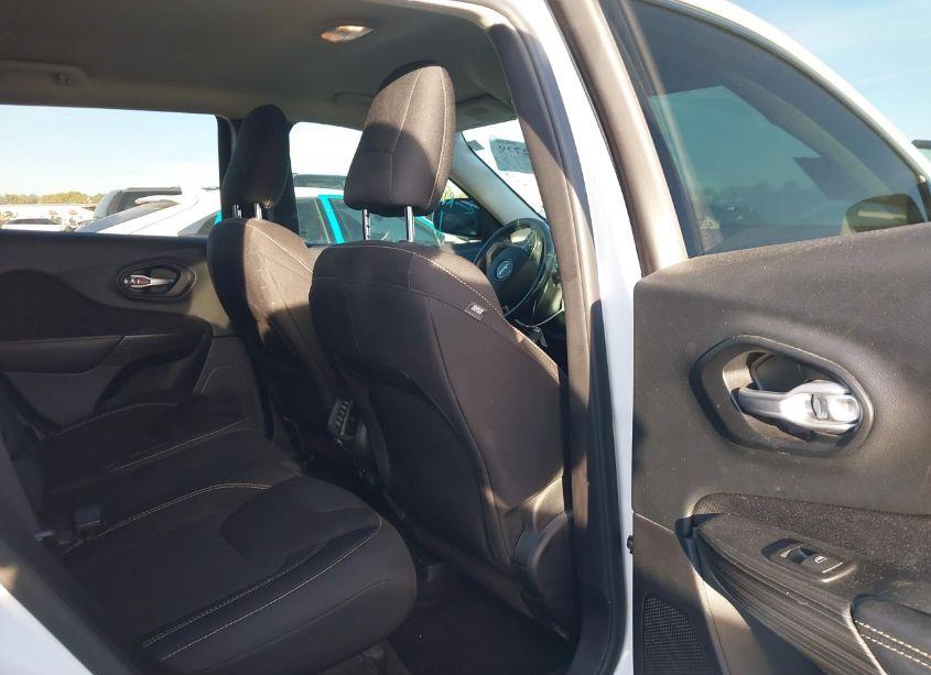 Photo 8 of 2015 Jeep Cherokee LATITUDE (VIN 1C4PJLCB5FW781730)