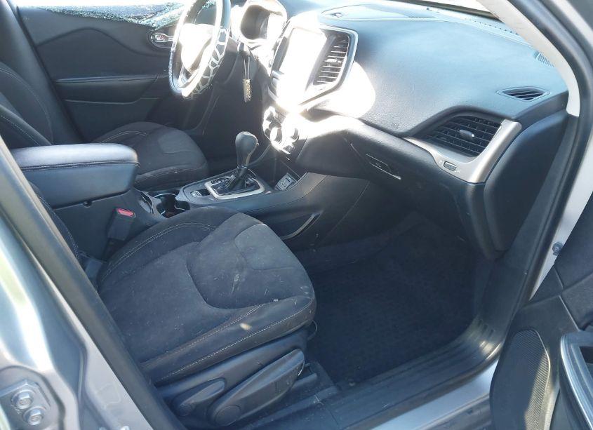 Photo 5 of 2016 Jeep Cherokee LATITUDE (VIN 1C4PJLCB5GW319752)