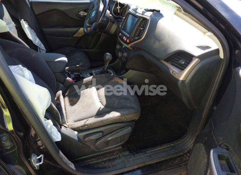 Photo 5 of 2017 Jeep Cherokee LATITUDE FWD (VIN 1C4PJLCB5HW597746)