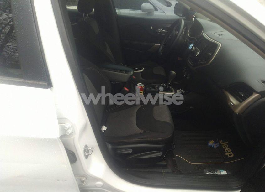 Photo 5 of 2018 Jeep Cherokee LATITUDE FWD (VIN 1C4PJLCB5JD545180)