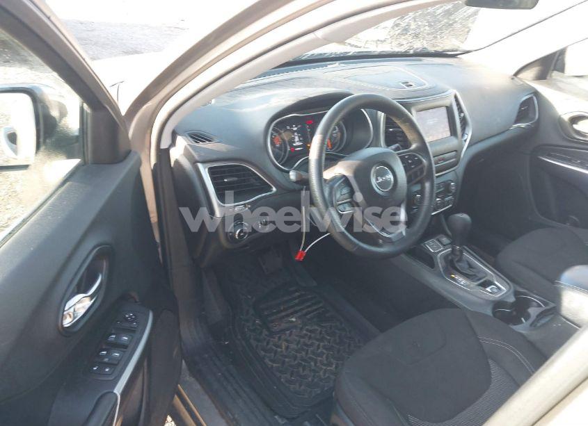 Photo 19 of 2019 Jeep Cherokee LATITUDE (VIN 1C4PJLCB5KD160381)