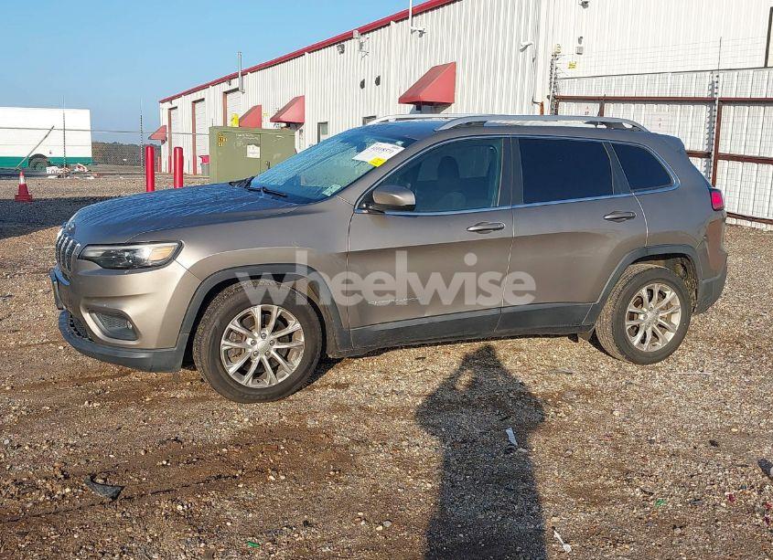 Photo 2 of 2019 Jeep Cherokee LATITUDE (VIN 1C4PJLCB5KD160381)