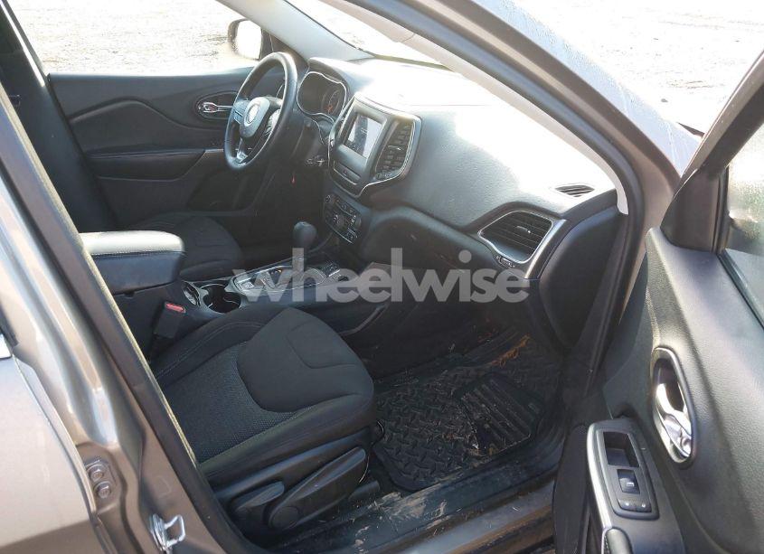 Photo 5 of 2019 Jeep Cherokee LATITUDE (VIN 1C4PJLCB5KD160381)