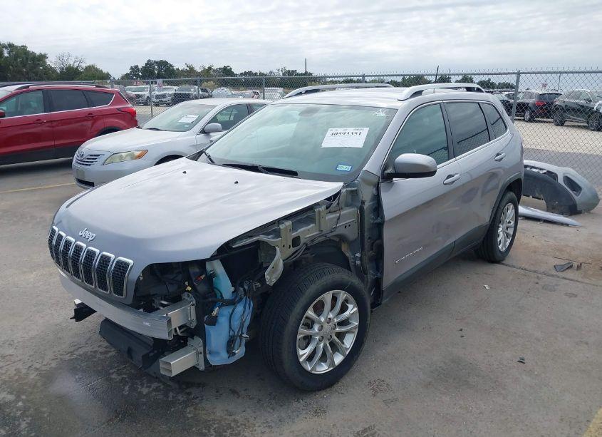 Photo 2 of 2019 Jeep Cherokee LATITUDE FWD (VIN 1C4PJLCB5KD312367)
