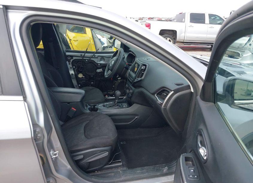 Photo 5 of 2019 Jeep Cherokee LATITUDE FWD (VIN 1C4PJLCB5KD312367)