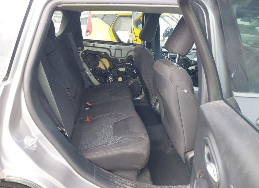 Photo 8 of 2019 Jeep Cherokee LATITUDE FWD (VIN 1C4PJLCB5KD312367)