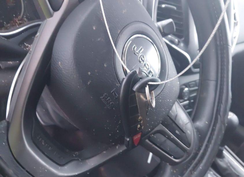 Photo 11 of 2019 Jeep Cherokee LATITUDE FWD (VIN 1C4PJLCB5KD396657)