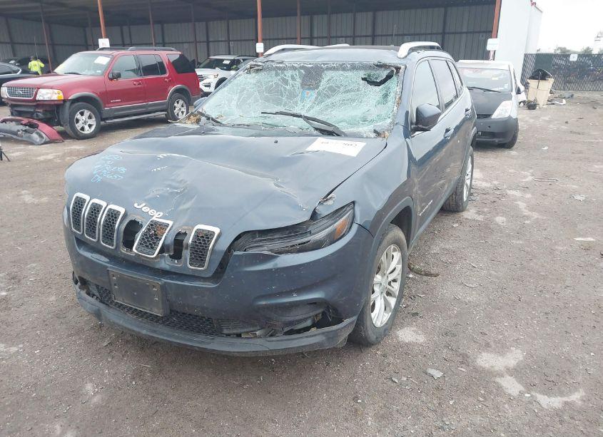 Photo 2 of 2019 Jeep Cherokee LATITUDE FWD (VIN 1C4PJLCB5KD396657)