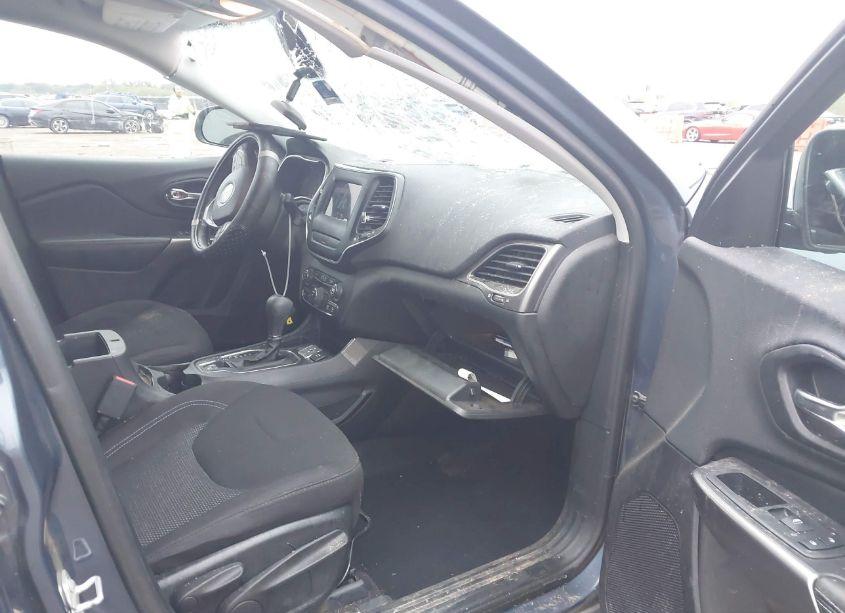 Photo 5 of 2019 Jeep Cherokee LATITUDE FWD (VIN 1C4PJLCB5KD396657)