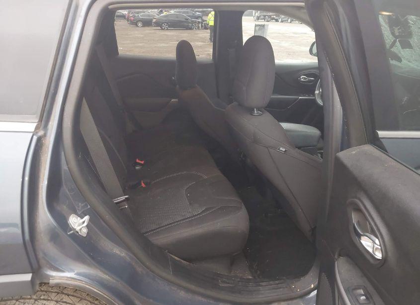 Photo 8 of 2019 Jeep Cherokee LATITUDE FWD (VIN 1C4PJLCB5KD396657)